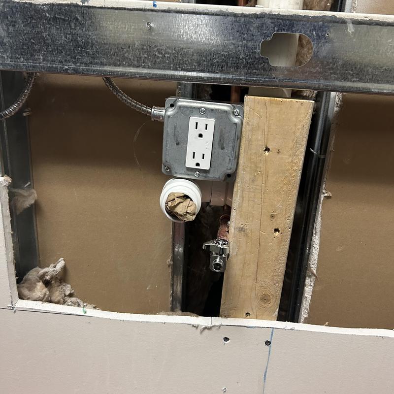 Tamper resistant outlet in metal junction box installation
