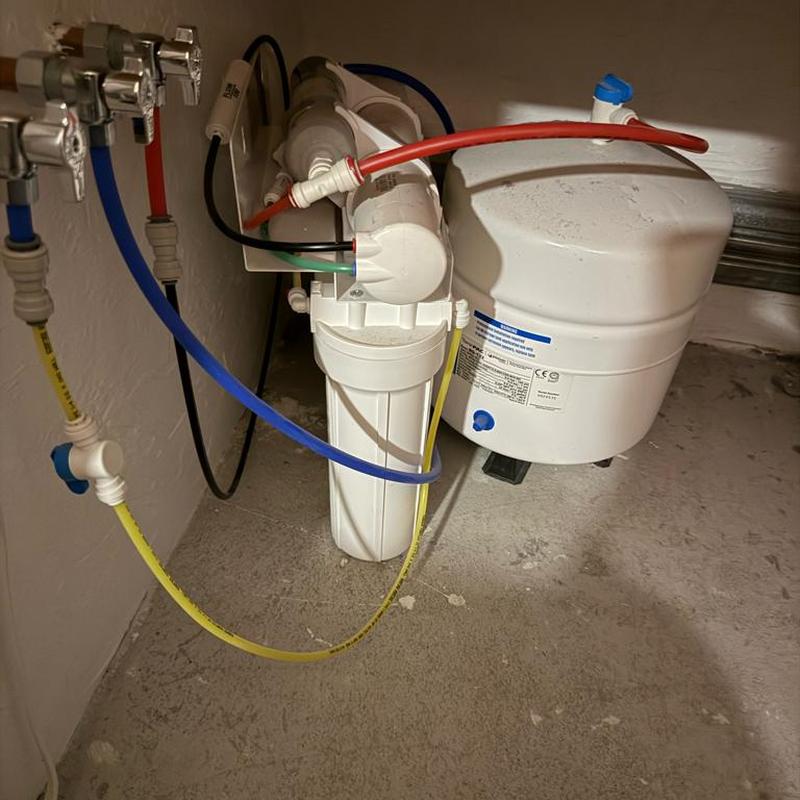 Reverse osmosis filter system with storage tank installation Reverse osmosis filter system with storage tank installation