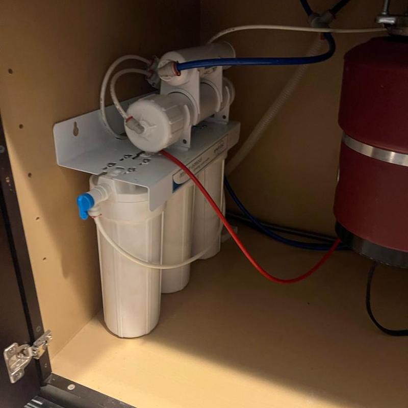 Reverse osmosis system filter and tank installation Reverse osmosis system filter and tank installation