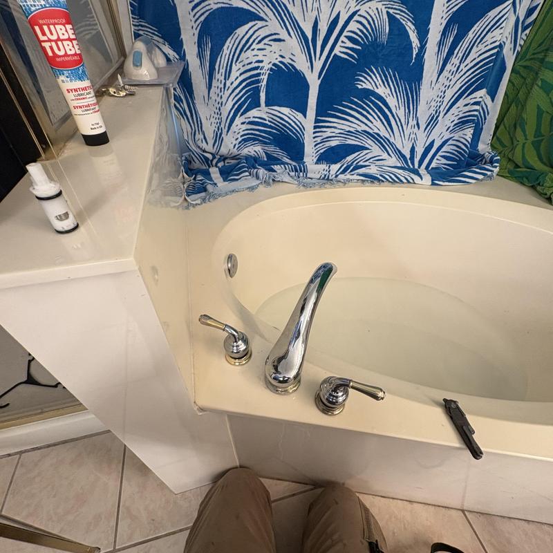 Bathtub faucet cartridge with lubrication tube and tools