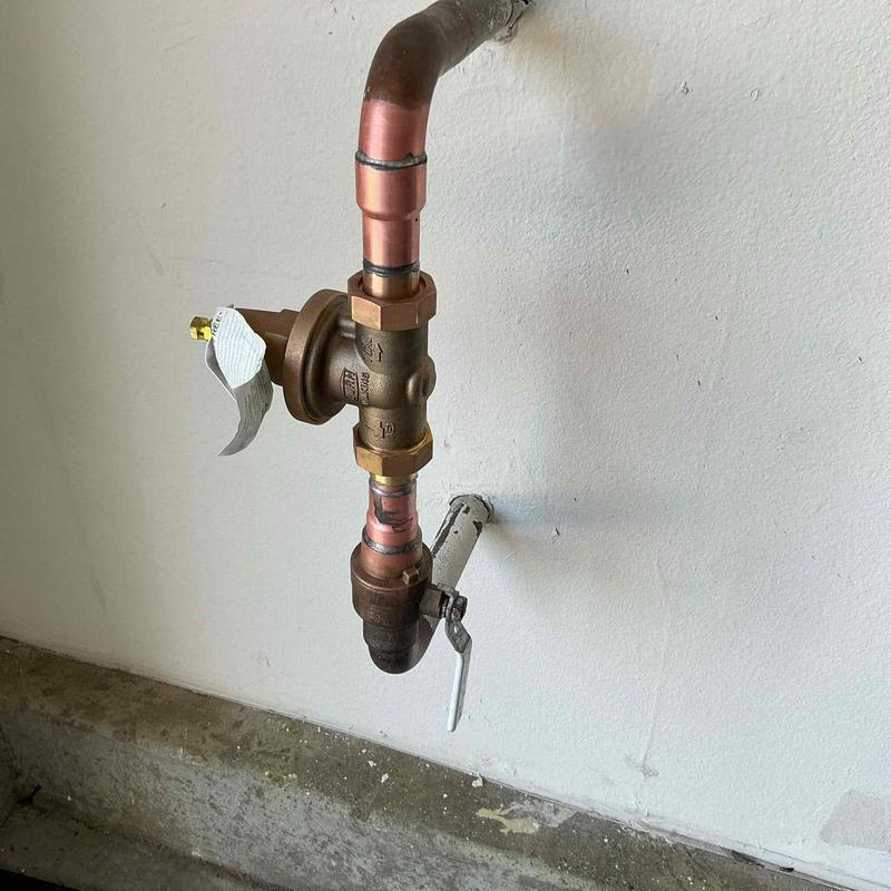 Pressure regulator with copper piping installation