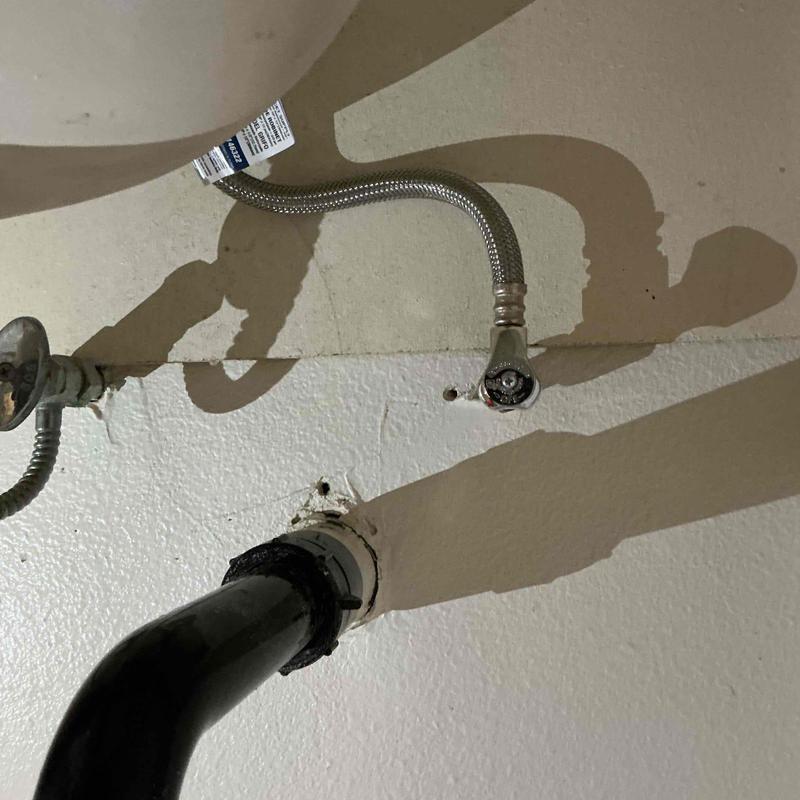 Cold-side angle stop valve with supply line above drainpipe
