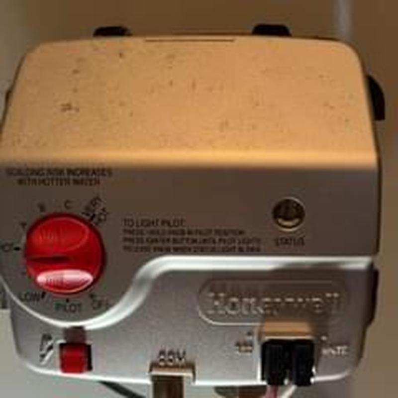 Water heater burner assembly with control knob
