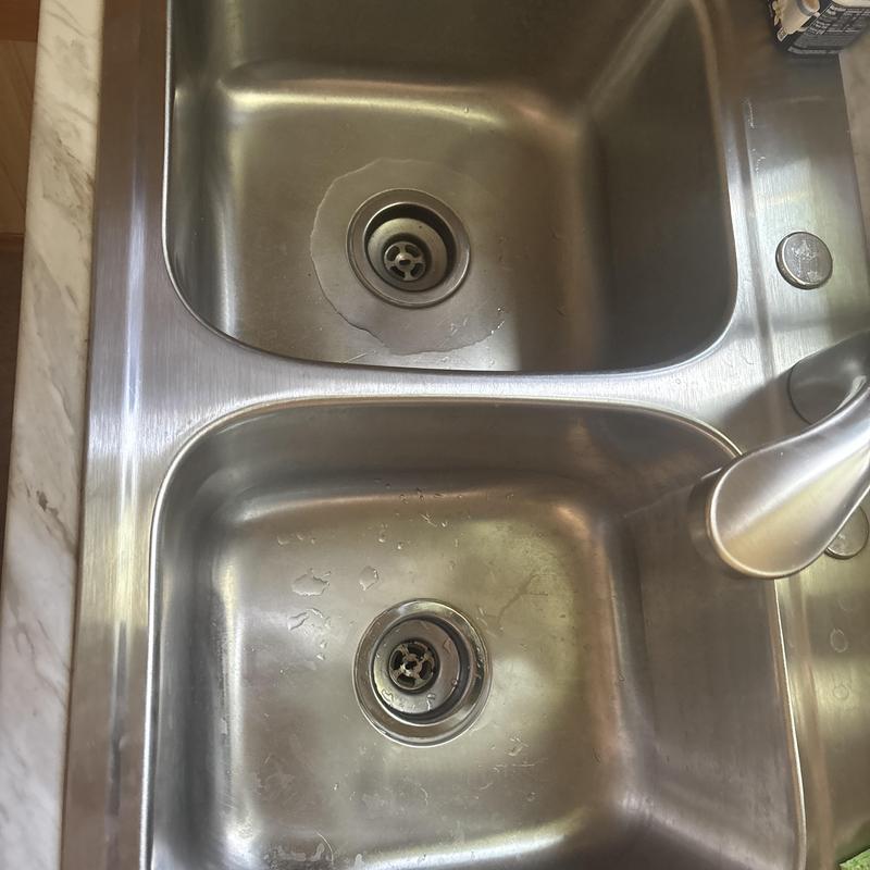 Kitchen sink drain assembly with clean surfaces