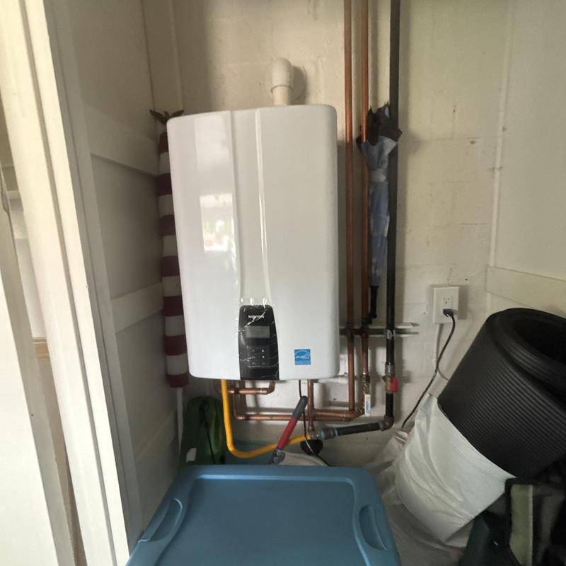 Tankless water heater with copper pipe connections