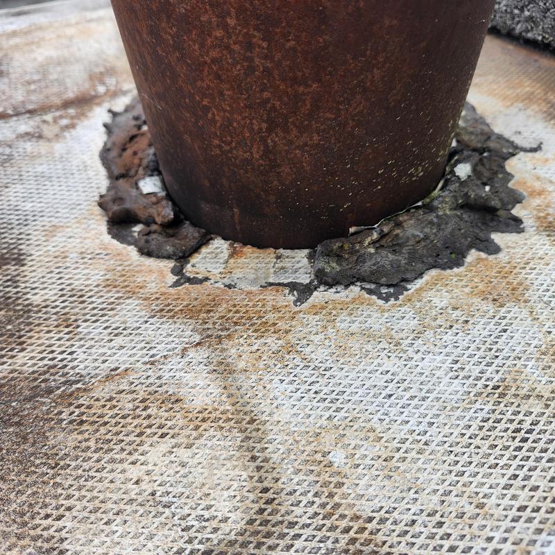 Chimney base with deteriorated flashing sealant