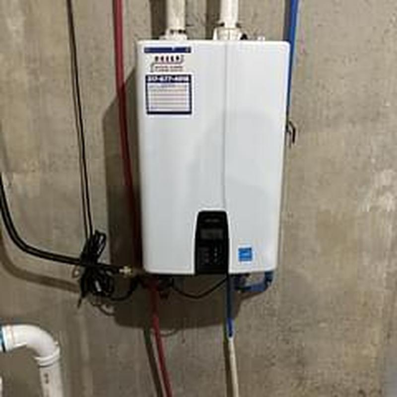 Tankless water heater with plumbing connections