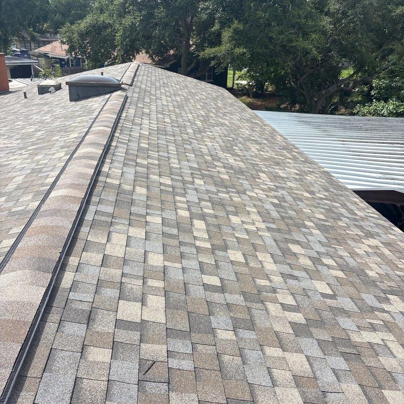 Multi-toned asphalt shingle roof with ridge vent