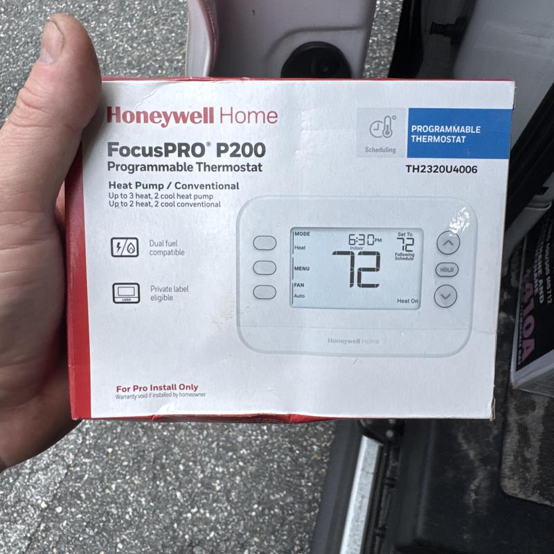 Programmable thermostat Honeywell FocusPRO P200 box