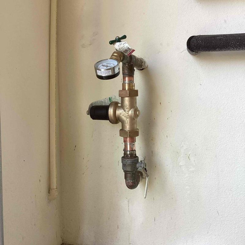 Pressure-reducing valve with gauge on wall pipe