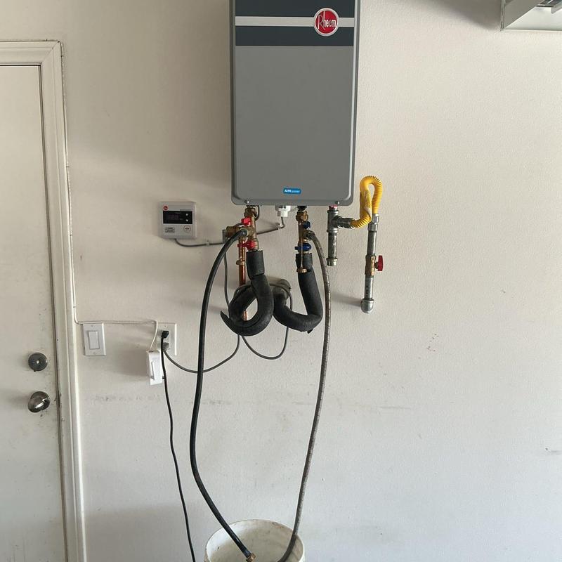 Tankless water heater with flush setup and hoses