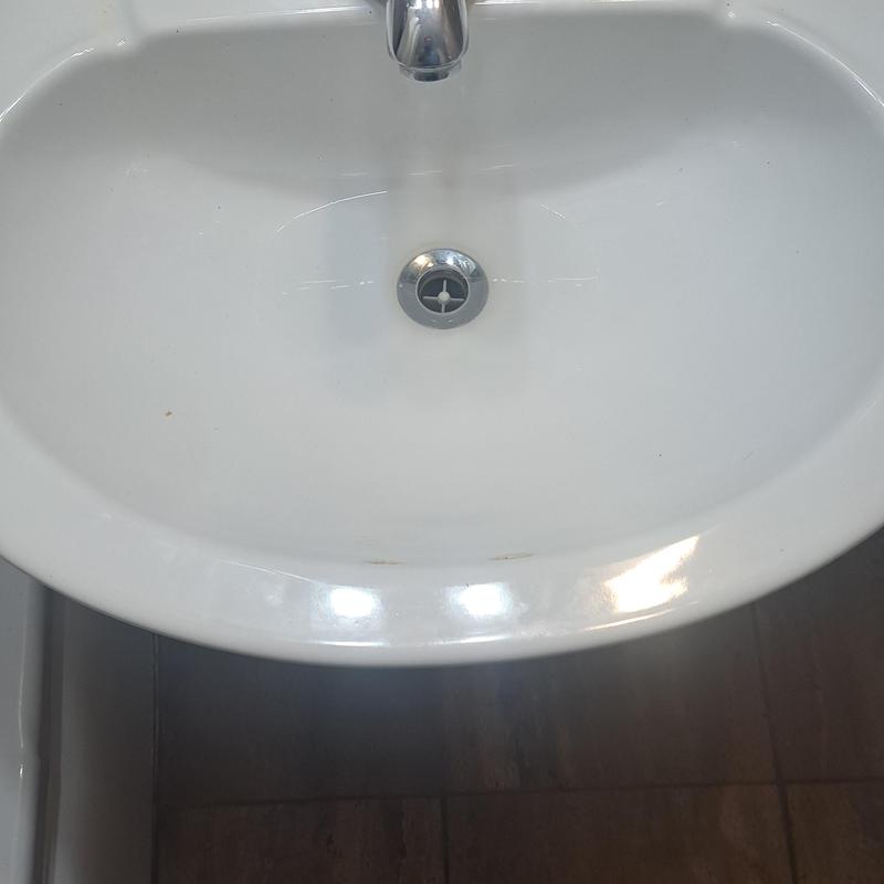 Lavatory sink drain with running water Lavatory sink drain with running water