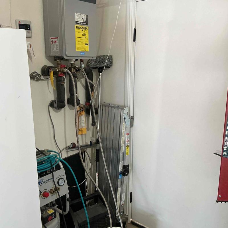 Tankless water heater flush with descaling solution Tankless water heater flush with descaling solution