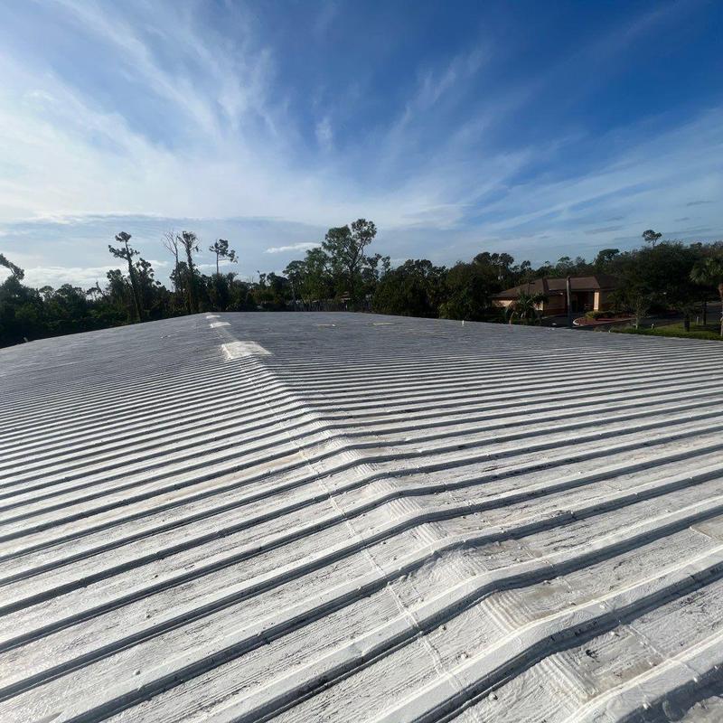 Standing seam metal roof with aging panellaps Standing seam metal roof with aging panellaps