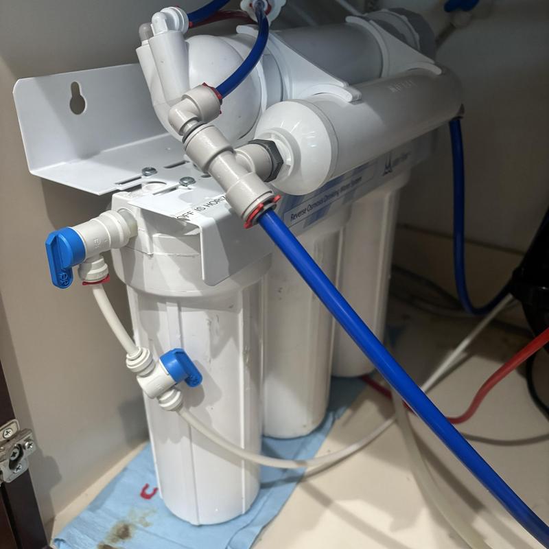 Reverse osmosis water filtration system under sink