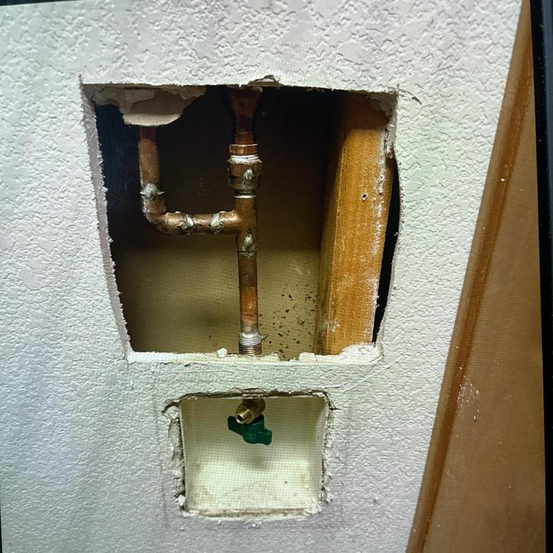 Icemaker quarter-turn shutoff valve behind drywall access