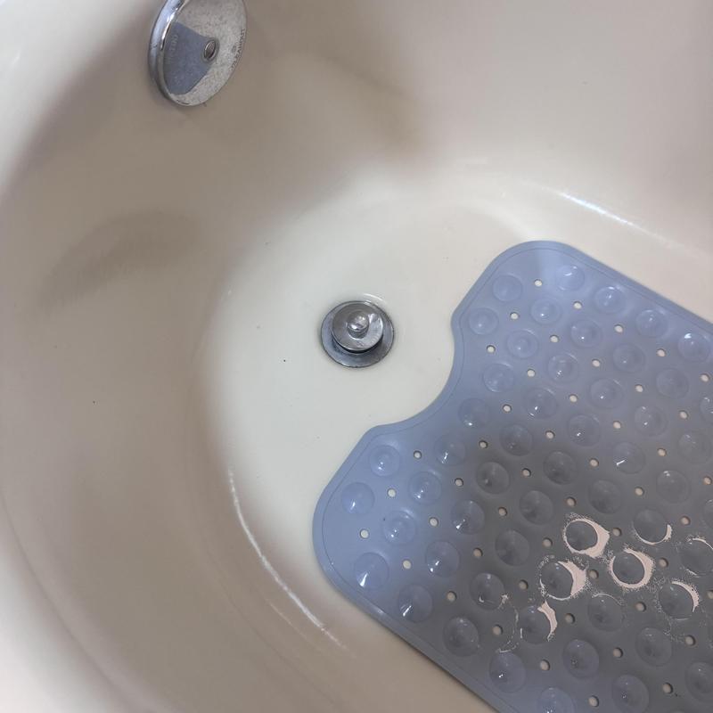 Bathtub drain with suction mat inside basin Bathtub drain with suction mat inside basin