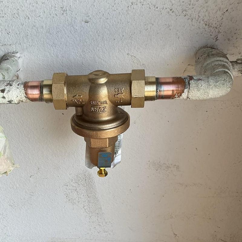 1-inch water pressure regulator installed on copper pipe 1-inch water pressure regulator installed on copper pipe