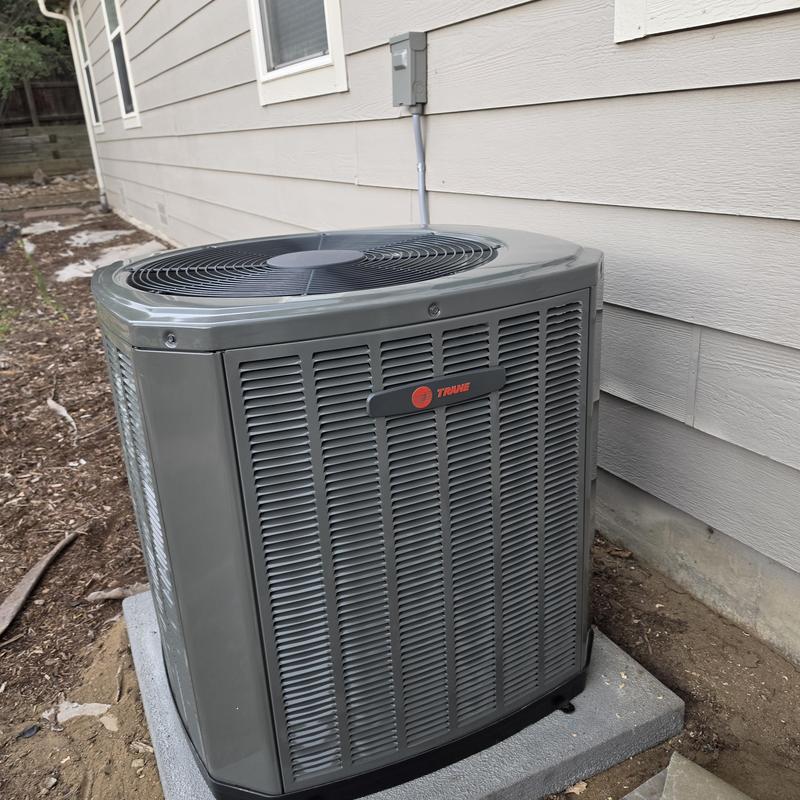 16 SEER Trane 5TTR6036A1000AA air conditioner unit outdoors 16 SEER Trane 5TTR6036A1000AA air conditioner unit outdoors
