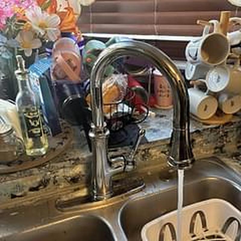 Pull out spout kitchen faucet with running water