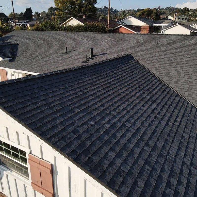 Asphalt shingle roof with proper alignment and sealing Asphalt shingle roof with proper alignment and sealing