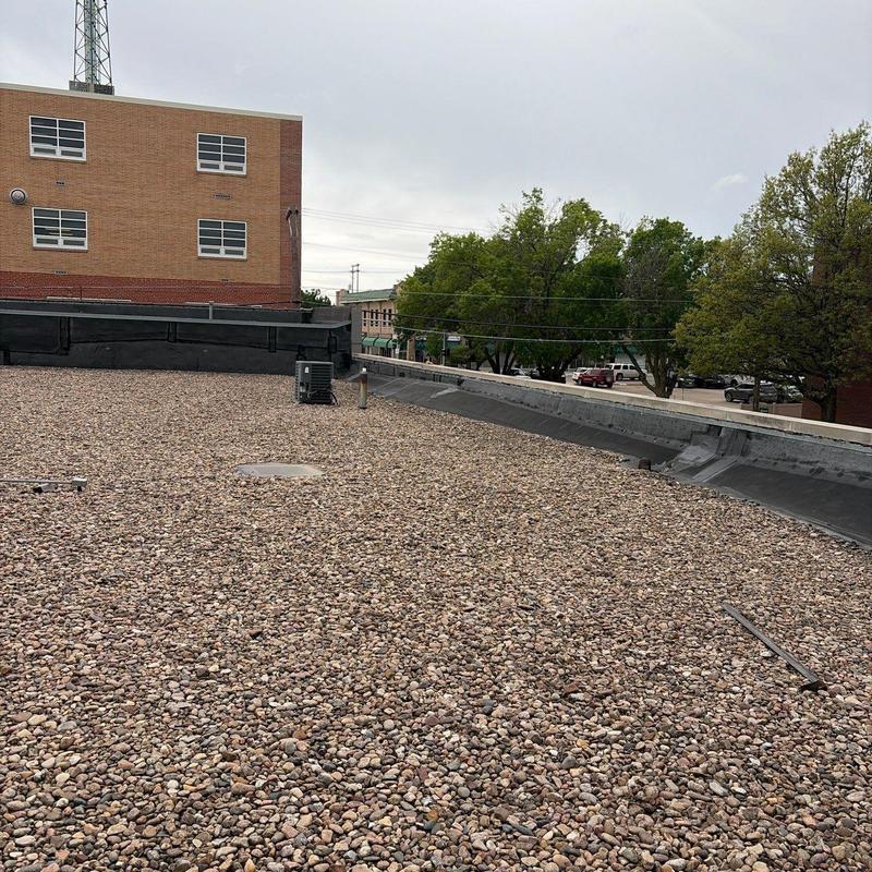 Gravel-covered EPDM flat roof with wall edges Gravel-covered EPDM flat roof with wall edges