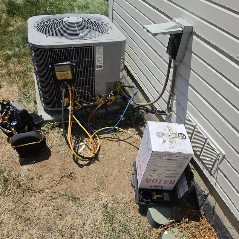 Carrier air conditioner with refrigerant gauges and recharge equipment Carrier air conditioner with refrigerant gauges and recharge equipment