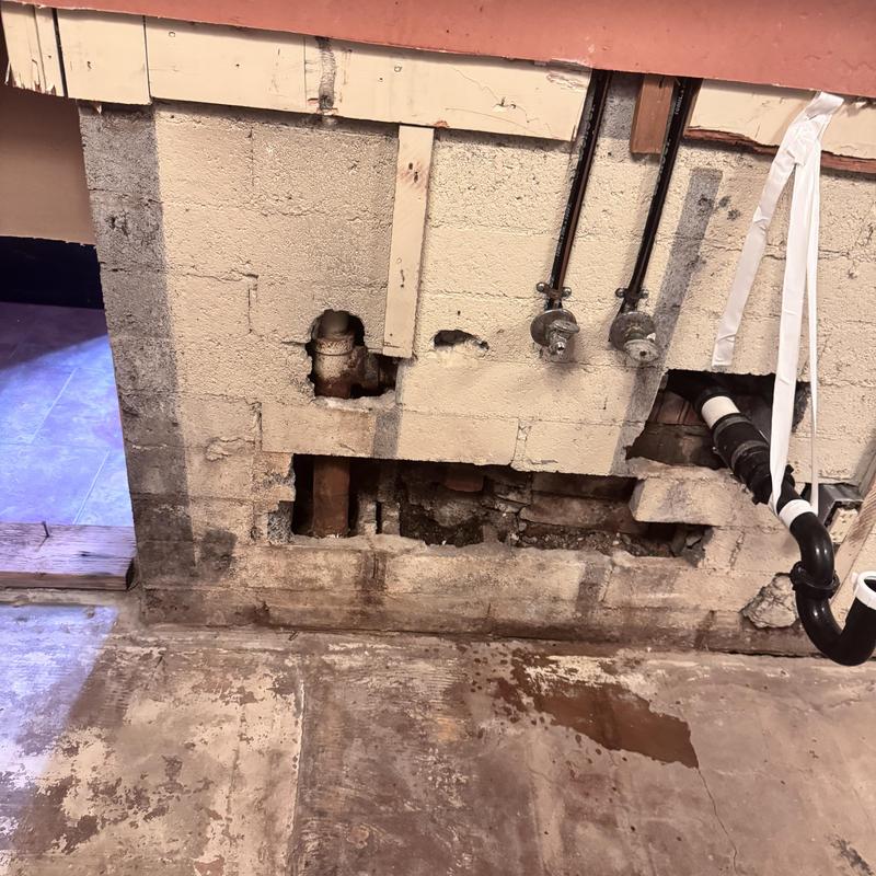 Cast-iron kitchen drain pipe collapse behind wall block Cast-iron kitchen drain pipe collapse behind wall block