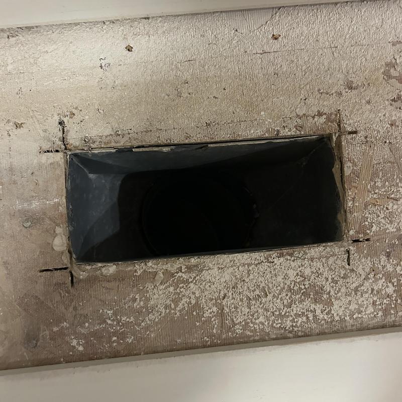 Floor air duct opening in crawl space ceiling