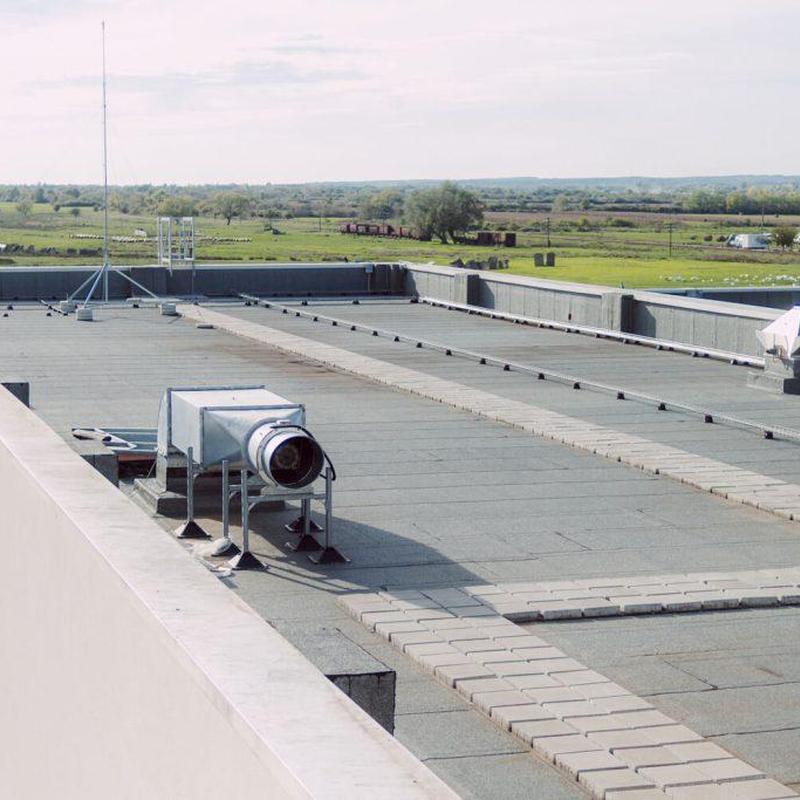 Commercial flat roof with ventilation system and perimeter wall Commercial flat roof with ventilation system and perimeter wall