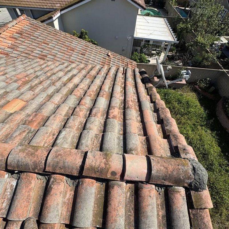 Tile roof with weathered and aged clay tiles Tile roof with weathered and aged clay tiles