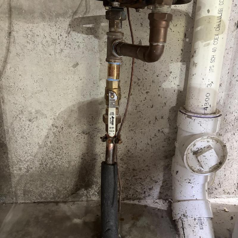 Main ball valve on copper water pipe installation Main ball valve on copper water pipe installation