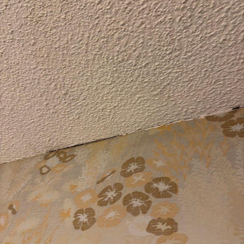 Ceiling texture and wall wallpaper gap at joint