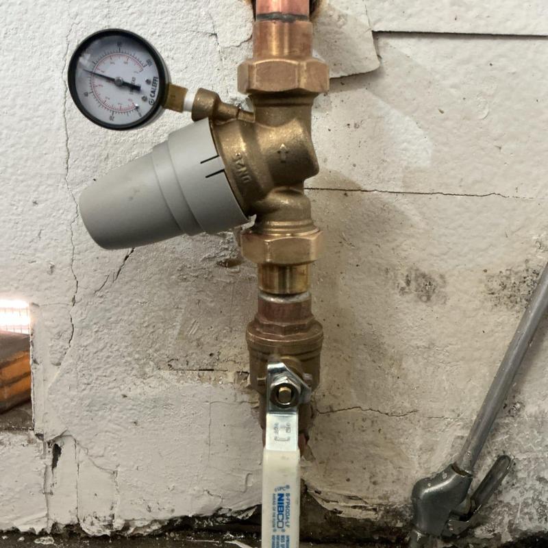 Pressure regulator with gauge and ball valve installation Pressure regulator with gauge and ball valve installation