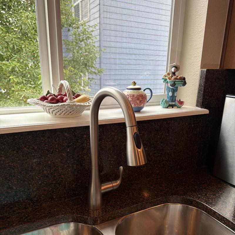 Kitchen faucet installation with stainless steel sink Kitchen faucet installation with stainless steel sink