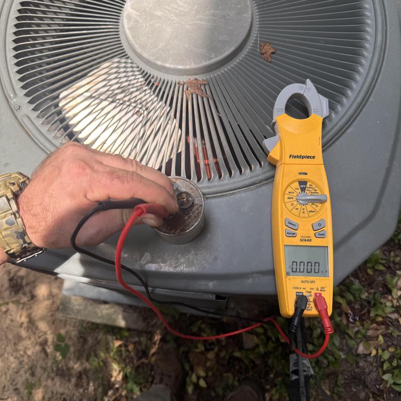 Heat pump capacitor testing with digital meter clamp