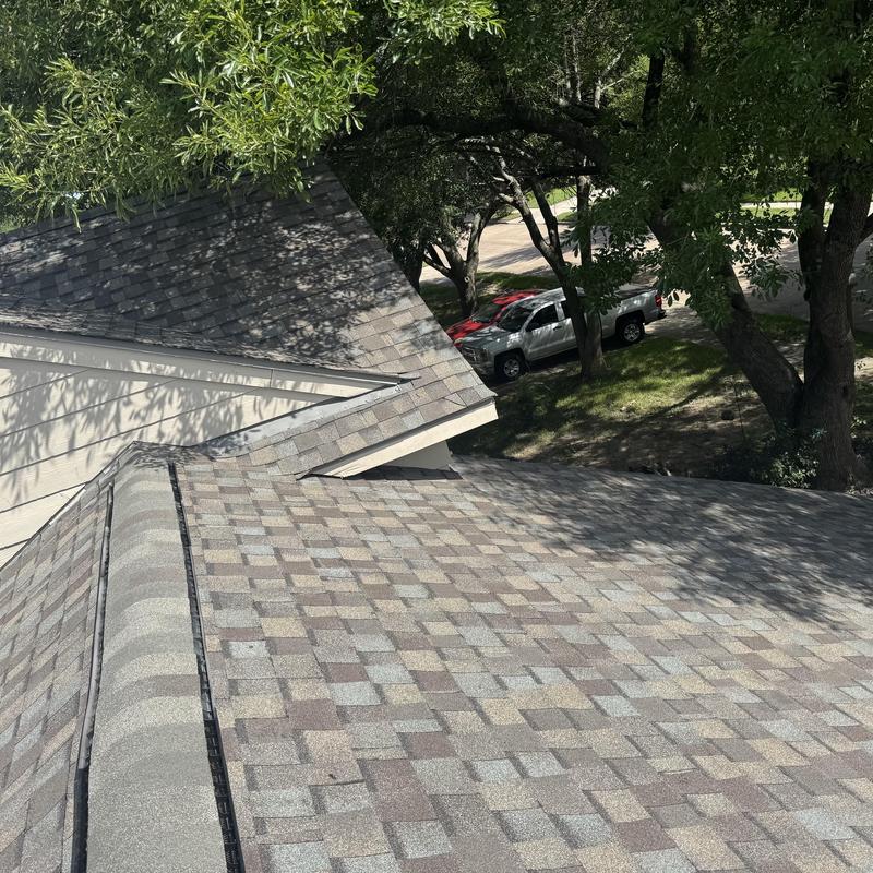 Architectural shingle roof with ridge vent in Pearland TX