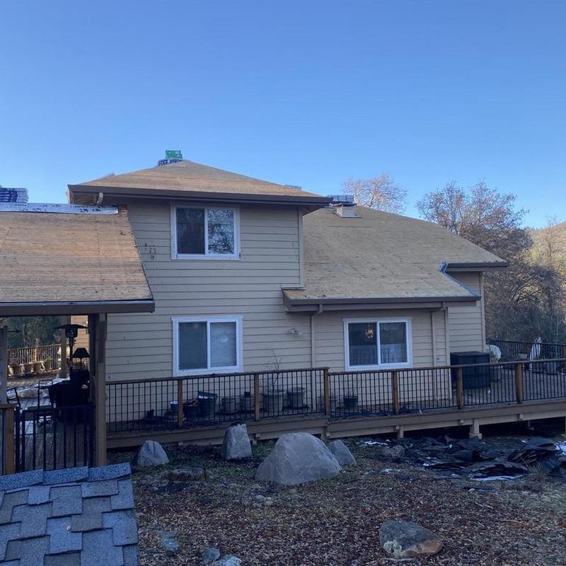 Gaf asphalt roofing installation on residential house