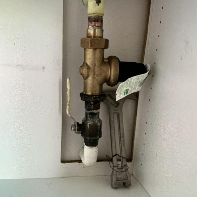 Wilkins pressure regulator with valve and wrench Wilkins pressure regulator with valve and wrench
