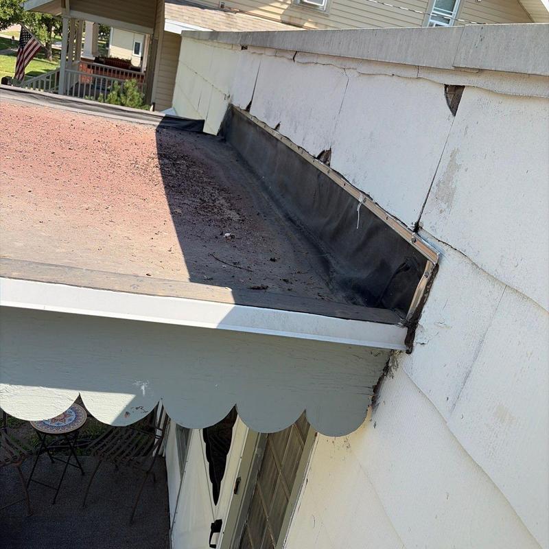 Flat roof edge with deteriorating wall flashing Flat roof edge with deteriorating wall flashing
