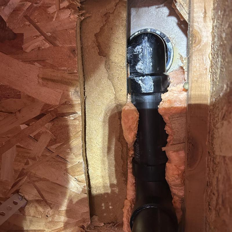 Bathtub drain pipe with insulation in wall cavity Bathtub drain pipe with insulation in wall cavity