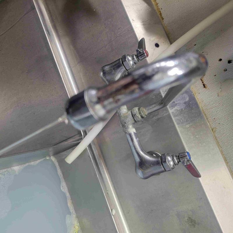 Right-hand faucet cartridges on 3-compartment sink Right-hand faucet cartridges on 3-compartment sink