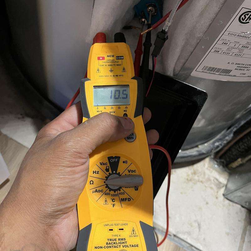 Water heater heating element resistance testing with multimeter Water heater heating element resistance testing with multimeter