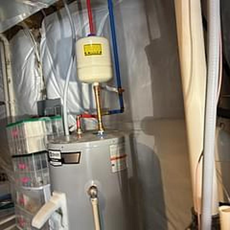 Electric water heater with thermal expansion tank Electric water heater with thermal expansion tank