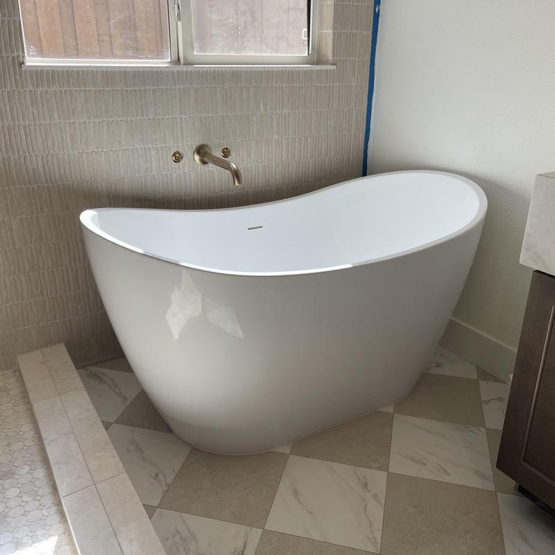 Freestanding bathtub installation with wall-mounted faucet Freestanding bathtub installation with wall-mounted faucet