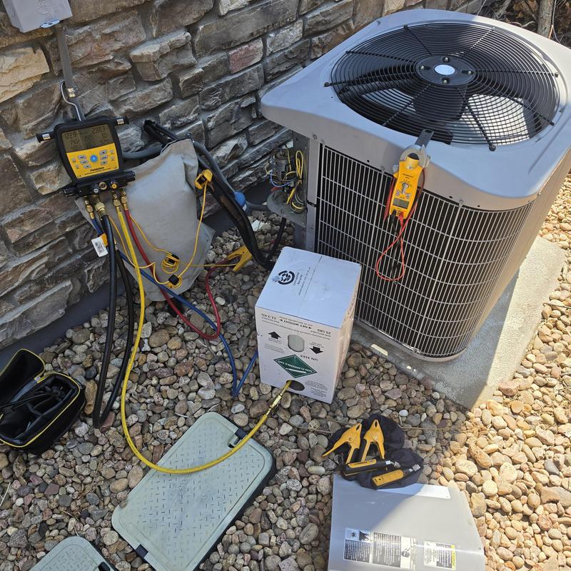 Carrier air conditioner with refrigerant leak and gauges Carrier air conditioner with refrigerant leak and gauges