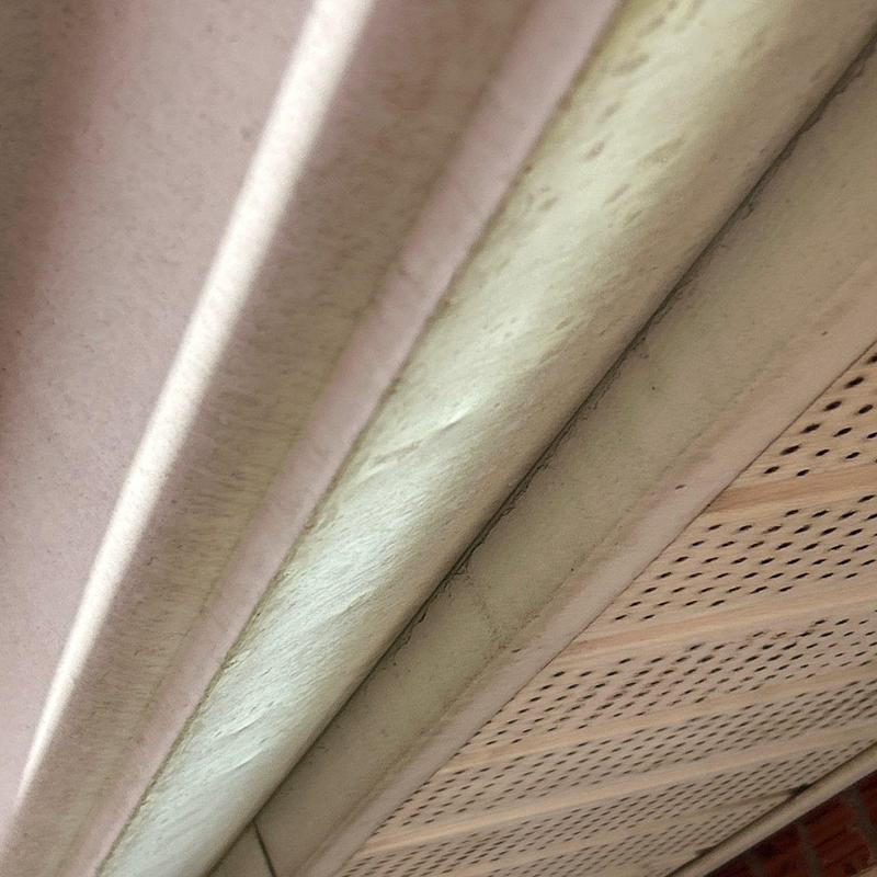Gutter fascia with dirt buildup and discoloration