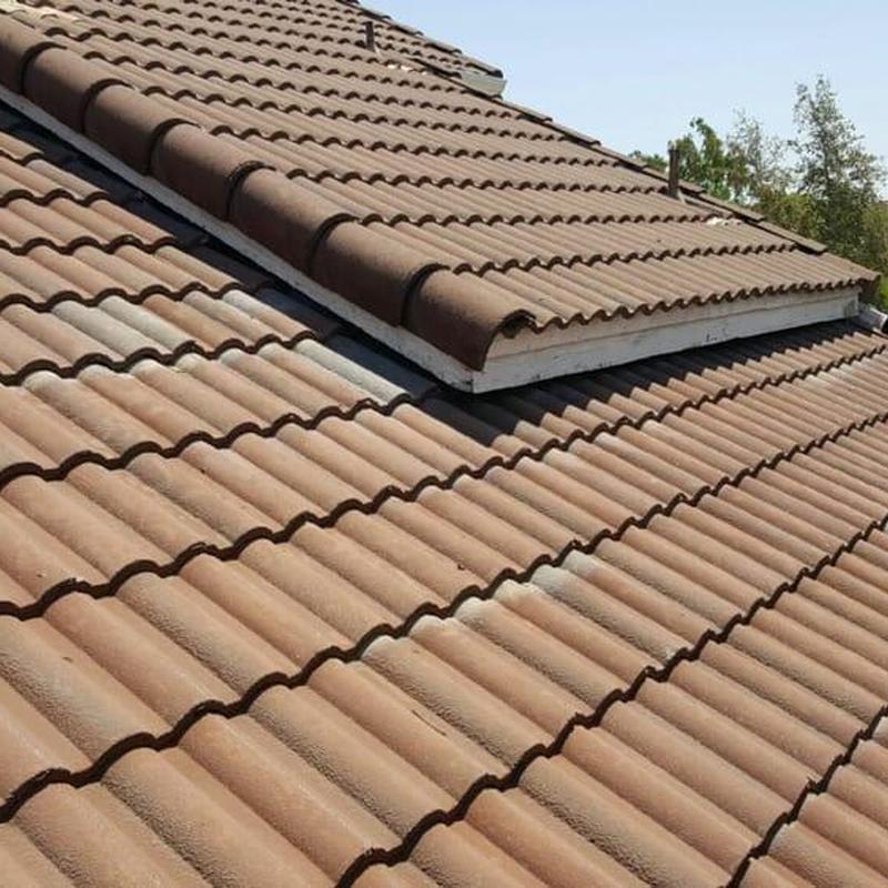 Tile roof with ridge vent and weathered tiles Tile roof with ridge vent and weathered tiles