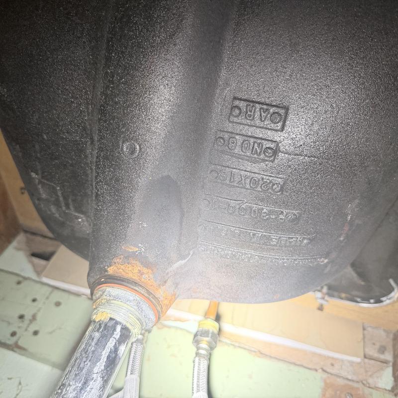 Sink basin leak inspection with rusted drain connection Sink basin leak inspection with rusted drain connection