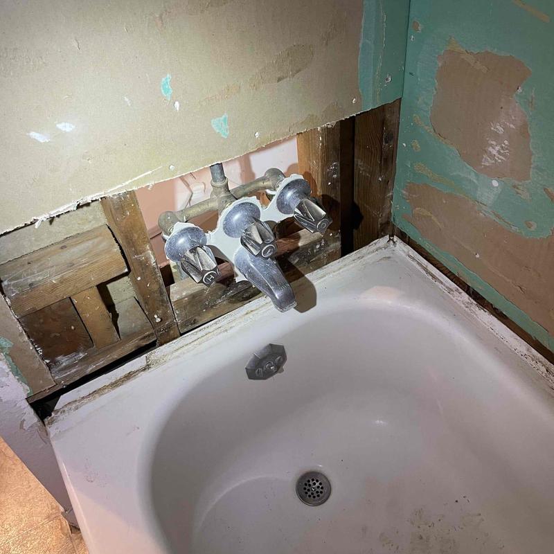 Bathtub faucet and valves with exposed plumbing wall Bathtub faucet and valves with exposed plumbing wall